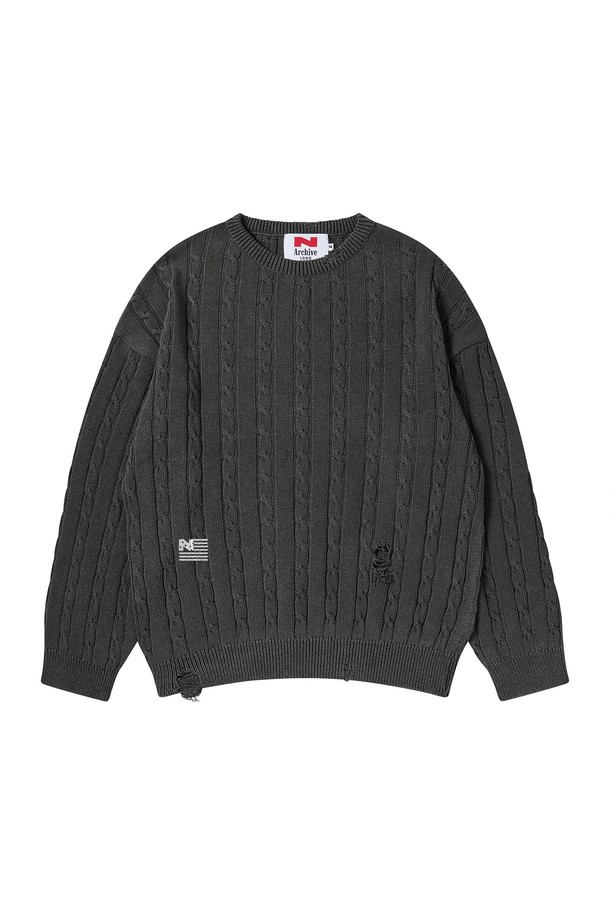 빈티지 데미지 포인트 케이블 니트 차콜 그레이는 가을, 겨울 시즌에 어울리는 공용 니트/스웨터입니다. 차콜 그레이 컬러와 두께감 있는 소재로 따뜻함을 더하며, 빈티지 데미지 디테일과 피그먼트 워싱 처리가 돋보이는 디자인입니다. 케이블 패턴과 세미오버핏으로 캐주얼, 클래식, 레트로 스타일을 연출하며, 라운드넥과 긴소매 디자인으로 편안하게 착용할 수 있습니다. 한정판 컬렉션으로 소장 가치를 높였으며, 필링을 최소화하는 표면 처리를 통해 오랫동안 좋은 컨디션을 유지합니다. 겨울 데일리룩, 모임룩, 카페룩 등 다양한 TPO에 활용하여 스타일리시함을 더해보세요.

