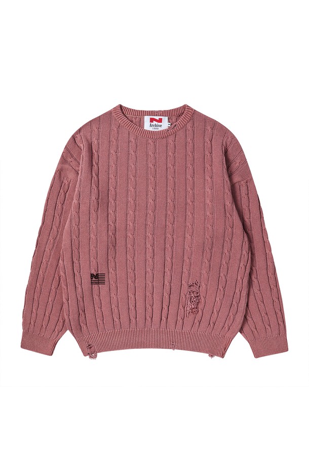 빈티지 데미지 포인트 케이블 니트 덜 핑크는 가을, 겨울 시즌에 어울리는 오버핏 니트 스웨터입니다. 부드러운 면 소재로 제작되어 편안한 착용감을 선사하며, 라운드넥 디자인으로 어떤 스타일에도 잘 어울립니다. 덜 핑크와 차콜 그레이 두 가지 색상으로 출시되었으며, 빈티지 데미지 디테일과 피그먼트 워싱 처리가 돋보입니다. 긴소매 케이블 패턴과 헤리티지 요소, 빈티지 로고 프린트가 더해져 캐주얼하면서도 클래식한 무드를 연출합니다. 리미티드 에디션으로 유니섹스 디자인되어 겨울 데일리룩에 포인트를 줄 수 있습니다.
