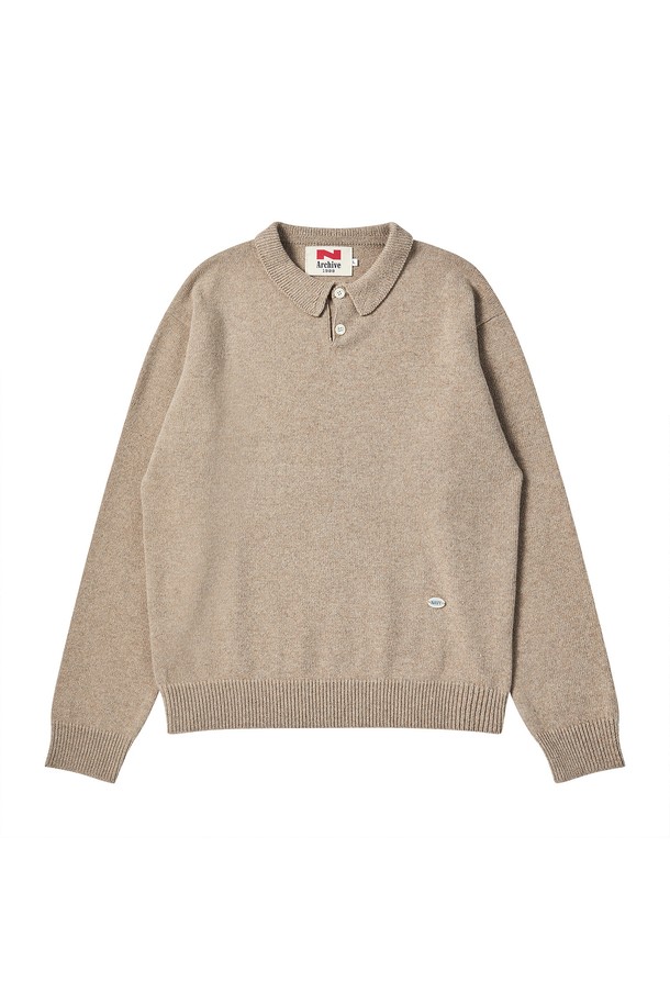 헤리티지 폴로 울 니트 모카는 남성용 상의입니다. 모카 및 베이지 컬러로 출시되었으며, 가을과 겨울에 따뜻하게 착용할 수 있습니다. 100% 울 소재로 제작되어 부드러운 촉감을 선사하며, 두꺼운 두께감으로 보온성을 높였습니다. 레귤러핏에 무지 패턴, 긴 소매 기장의 터틀넥 또는 폴로넥 디자인으로 클래식하고 베이직한 스타일을 연출합니다. 출근룩, 비즈니스 캐주얼, 모임룩 등 다양한 TPO에 활용 가능하며, 미니멀하고 캐주얼한 스타일을 완성합니다.
