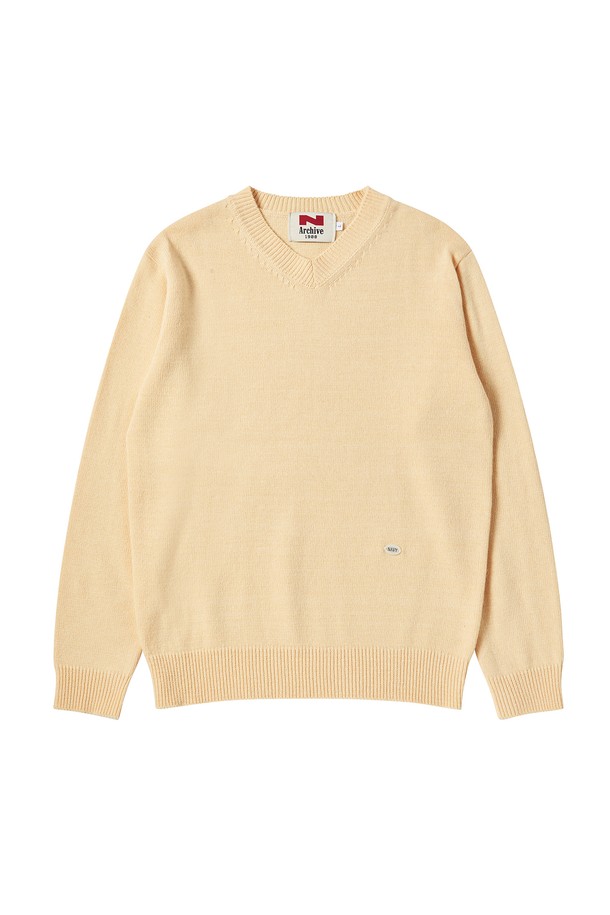 헤리티지 브이넥 울 니트 옐로우는 남녀 모두 착용 가능한 유니섹스 디자인의 니트/스웨터입니다. 메리노 울 혼방 원사를 사용하여 부드러운 촉감을 자랑하며, 가을과 겨울에 따뜻하게 입을 수 있습니다. 옐로우와 그레이 두 가지 컬러로 만나볼 수 있으며, 레귤러핏과 긴소매 기장으로 제작되었습니다. 소매 커프스에는 진주 단추 디테일과 인조 진주 메달이 더해져 클래식하고 베이직한 무드를 연출합니다. 데이트룩, 카페룩, 겨울 데일리룩 등 다양한 TPO에 활용할 수 있습니다.
