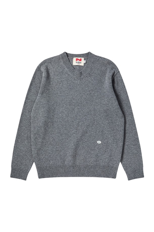 헤리티지 브이넥 울 니트 그레이는 남녀 모두 착용 가능한 유니섹스 디자인의 니트 스웨터입니다. 메리노 울 혼방사로 제작되어 부드러운 촉감과 뛰어난 보온성을 자랑하며, 가을과 겨울에 따뜻하게 착용할 수 있습니다. 레귤러 핏과 브이넥 디자인으로 클래식하고 베이직한 스타일을 연출하며, 소매 커프스 부분의 진주 단추와 인조 진주 메달 디테일이 돋보입니다. 소매는 롤업하여 다양한 스타일을 연출할 수 있으며, 데이트룩, 겨울 데일리룩, 모임룩 등 다양한 TPO에 활용하기 좋습니다.
