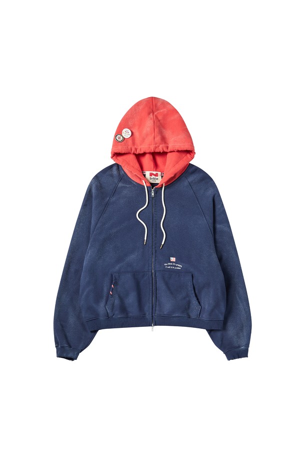 원 아트 디테일 후드 집업 네이비는 90년대 감성을 담은 그래픽 프린트와 빈티지 가공 처리가 돋보이는 후드 집업입니다. 부드러운 면 소재로 제작되어 편안한 착용감을 선사하며, 오버핏 디자인으로 트렌디한 스타일을 연출합니다. 탈부착 가능한 브로치 디테일이 돋보이며, 텐터 가공, 텀블 워싱, 스프레이 워싱을 거쳐 빈티지한 무드를 더했습니다. 봄, 가을, 겨울, 일상, 여행, 캠핑 등 다양한 TPO에 활용 가능하며, 캐주얼, 프레피, 레트로 스타일을 즐기는 분들께 추천합니다. 한정판으로 소장 가치를 높였습니다.
