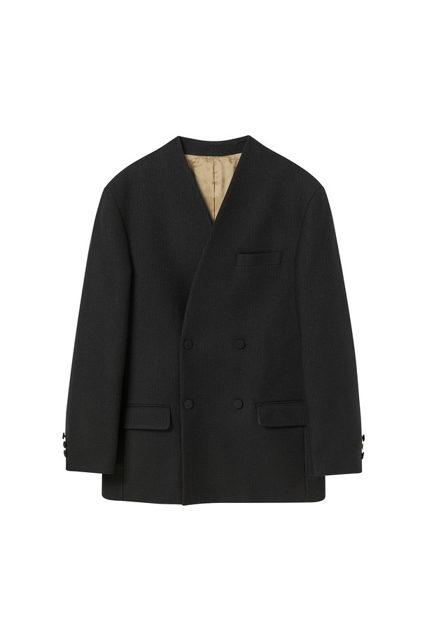 미니멀 핀스트라이프 울 재킷 블랙은 유니섹스 디자인으로, 가을과 겨울에 어울리는 두꺼운 울 소재의 더블 버튼 테일러드 재킷입니다. 클래식하면서도 미니멀한 스타일을 추구하는 분들에게 적합하며, 오피스룩, 비즈니스 캐주얼, 겨울 데일리룩 등 다양한 TPO에 활용할 수 있습니다. 칼라리스 디테일과 패브릭 커버드 버튼, 소매 콘트라스트 버튼, 콘트라스트 라이닝으로 세련된 포인트를 더했습니다. 한정판으로 출시되어 소장 가치를 높였습니다.
