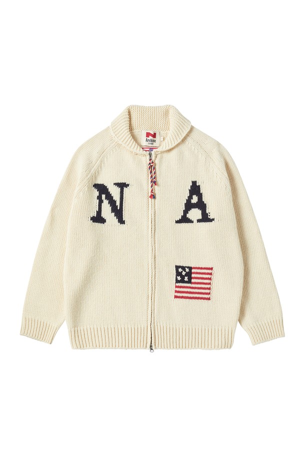 핸드 메이드 디테일이 돋보이는 빈티지 리그 니트 점퍼 아이보리입니다. N Archive Collection Edition의 한정판으로, 울, 나일론, 아크릴, 레이온 혼방의 부드러운 촉감이 특징입니다. 가을, 겨울 시즌 데이트룩 또는 겨울 데일리룩에 클래식하고 미니멀한 스타일을 더해줍니다. 오버핏으로 편안하게 착용 가능하며, YKK 지퍼와 빈티지 스트링 디테일이 돋보입니다. 긴소매에 레귤러 기장으로, 남녀 모두에게 잘 어울리는 니트 점퍼입니다.
