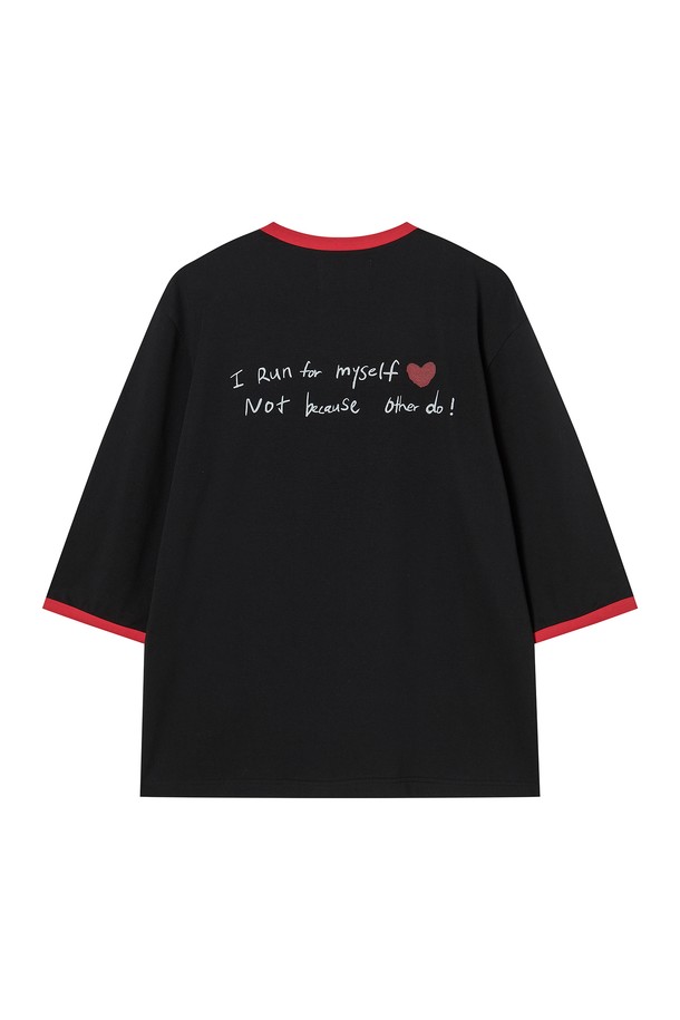 ## 런조이 퍼포먼스 7부 티셔츠 블랙

일상과 스포츠 활동 모두에 적합한 런조이 퍼포먼스 7부 티셔츠입니다. 흡습 및 속건 기능으로 쾌적한 착용감을 제공하며, 여름철에도 시원하게 입을 수 있습니다. 블랙 컬러에 레드 배색 포인트가 더해져 스포티하면서도 캐주얼한 스타일을 연출합니다. 7부 소매 기장으로 활동성을 높였으며, 라운드넥 디자인으로 편안하게 착용 가능합니다.
