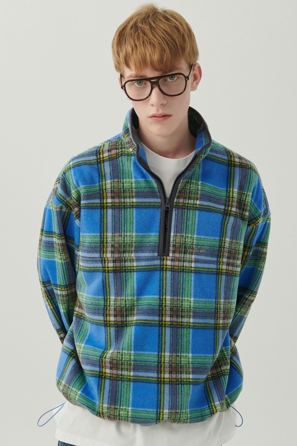 프레피 플레이드 집업 플리스 블루 재킷은 남녀 모두 착용 가능한 캐주얼하고 클래식한 스타일의 플리스 자켓입니다. 블루, 그린, 화이트 컬러로 출시되었으며, 가을과 겨울에 따뜻하게 입을 수 있도록 두꺼운 두께감으로 제작되었습니다. 부드러운 촉감의 플리스 소재에 체크(플레이드) 패턴이 더해져 프레피 무드를 연출하며, 레귤러핏과 레귤러 기장으로 편안한 착용감을 선사합니다. 집업 스타일과 후드 디테일로 실용성을 더해 산책룩, 캠핑룩 등 다양한 TPO에 활용하기 좋습니다.
