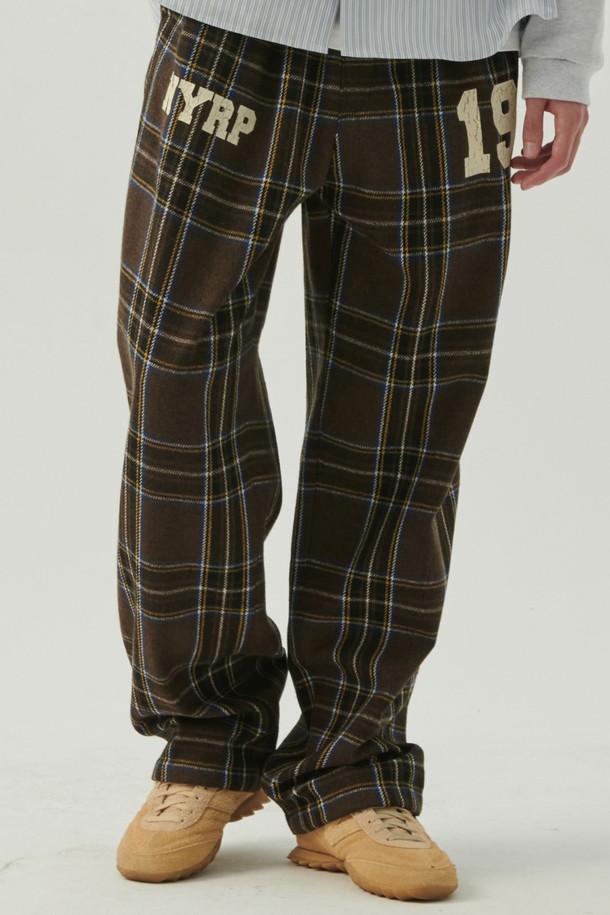 **러프 프린트 플란넬 체크 드로잉 울 팬츠 브라운**은 가을, 겨울 시즌에 어울리는 남성용 바지입니다. 부드러운 울과 플란넬 소재의 혼방으로 제작되어 포근한 착용감을 선사하며, 캐주얼한 스타일을 연출하기 좋습니다. 루즈핏으로 편안함을 강조했으며, 브라운 컬러에 체크 패턴과 프린트 디테일이 더해져 개성 있는 디자인을 완성합니다. 출근룩이나 모임룩 등 다양한 TPO에 활용할 수 있으며, 클래식, 미니멀, 캐주얼 스타일을 즐겨 입는 분들께 추천합니다.
