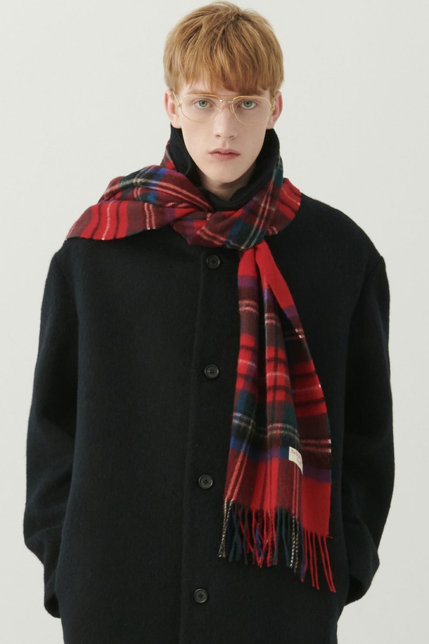 헤리티지 타탄 울 머플러 레드는 클래식한 매력을 선사하는 머플러/스카프입니다. 프리미엄 울 소재로 제작되어 부드러운 촉감과 뛰어난 보온성을 제공하며, 가을/겨울 시즌에 따뜻하게 착용하기 좋습니다. 레드와 그린 컬러의 조화로운 타탄체크 패턴은 어떤 스타일에도 포인트가 되어주며, 프린지 디테일이 돋보입니다. 출근룩이나 모임룩에 고급스러움을 더하고 싶을 때, 클래식, 미니멀, 캐주얼 등 다양한 스타일 연출에 활용할 수 있습니다.
