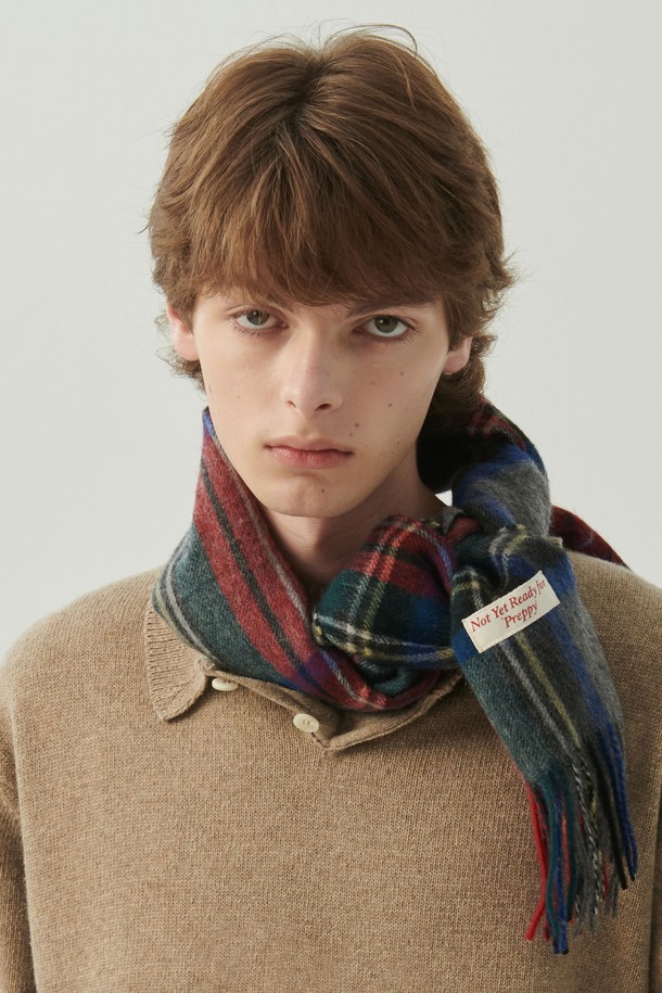 헤리티지 타탄 울 머플러 그레이는 가을, 겨울 시즌에 따뜻함과 스타일을 더해줄 머플러입니다. 부드러운 촉감의 울 소재로 제작되었으며, 두꺼운 두께감으로 보온성을 높였습니다. 클래식한 무드의 타탄체크 패턴과 그레이 컬러가 세련된 분위기를 연출합니다. 출근룩과 모임룩에 포인트 아이템으로 활용하기 좋으며, 클래식, 미니멀, 캐주얼 스타일 모두 소화 가능합니다. 프린지 디테일이 돋보이는 디자인으로, 데일리 아이템으로 활용하기 좋습니다.
