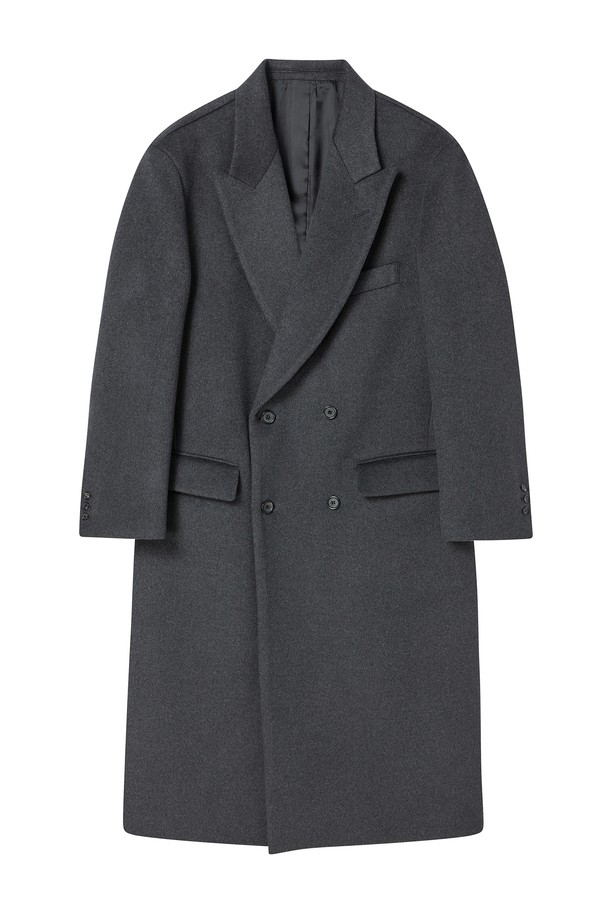 로맨틱 피크드 라펠 캐시미어 블렌드 더블 코트 그레이는 남성용 아우터 코트입니다. 캐시미어와 울 소재의 부드러운 촉감과 두꺼운 두께감으로 가을, 겨울 시즌에 따뜻하게 착용할 수 있습니다. 클래식하고 로맨틱한 스타일을 연출하며, 레귤러 핏과 더블 버튼 여밈, 피크드 라펠 디자인이 특징입니다. 오피스룩, 비즈니스 캐주얼, 모임룩 등 다양한 TPO에 활용 가능하며, 미니멀한 스타일을 선호하는 분들께 추천합니다.
