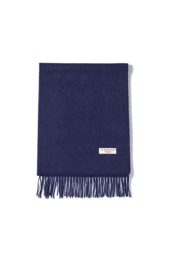 부드러운 촉감의 프리미엄 울 소재로 제작된 퓨어 울 에센셜 머플러 네이비입니다. 가을, 겨울철 보온성을 책임지는 두꺼운 두께감과 프린지 디테일이 돋보입니다. 베이직하고 클래식한 디자인으로 출근룩, 모임룩 등 다양한 TPO에 활용 가능합니다. 미니멀, 클래식, 캐주얼 스타일 모두 소화하며, 남녀 공용으로 착용할 수 있습니다. 네이비 컬러의 무지 디자인으로 어떤 스타일에도 쉽게 매치할 수 있는 데일리 머플러입니다.
