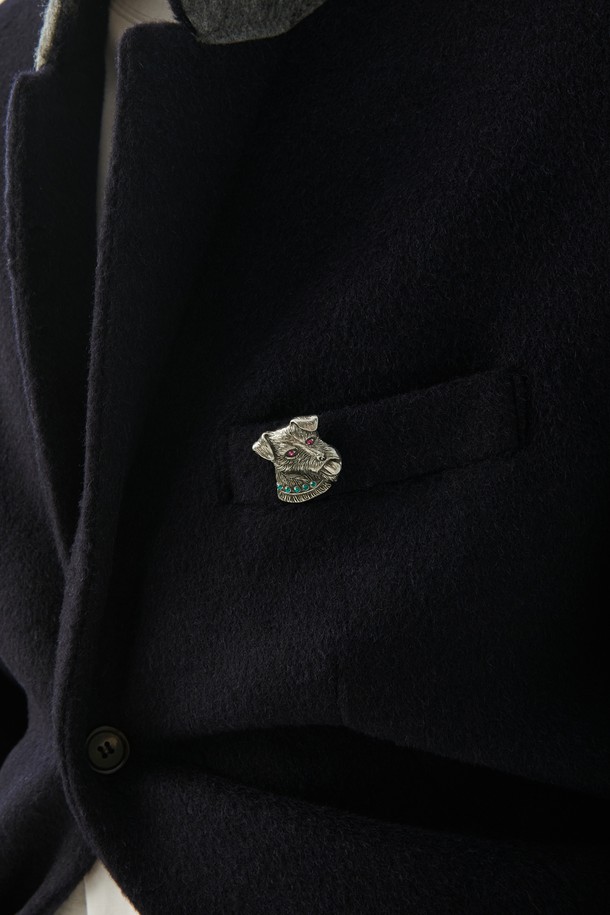 빈티지 주얼리 디테일 도그 브로치 실버는 클래식하고 미니멀한 스타일을 추구하는 분들을 위한 액세서리입니다. 실버 컬러에 에폭시 소재로 제작되었으며, 주얼리 디테일이 더해져 고급스러운 분위기를 연출합니다. 강아지(도그) 모티브와 애니멀 패턴이 특징이며, 모임룩이나 파티룩에 포인트를 더하기 좋습니다. 섬세한 주얼리 장식과 동물 모티브의 조화가 돋보이는 브로치입니다. 시대를 초월하는 디자인으로 오랫동안 소장할 가치가 있습니다.
