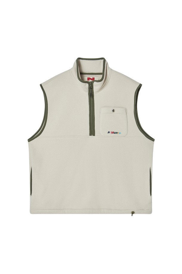 레트로 팝 디테일 하프 집업 베스트 아이보리는 가을, 겨울 시즌 남성용 베스트입니다. 하이넥 디자인과 두꺼운 두께감으로 보온성을 높였으며, 부드러운 플리스 소재와 레귤러핏으로 편안한 착용감을 선사합니다. 집업 스타일, 무지 패턴, 민소매 디자인으로 캐주얼하고 레트로한 무드를 연출하며, 일상 및 출근룩, 캠핑룩 등 다양한 TPO에 활용 가능합니다. 포켓 디테일로 실용성을 더했습니다.
