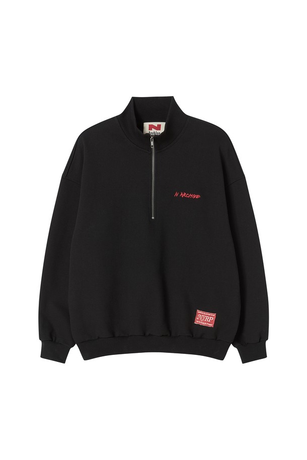 헤리티지 집 저지 티셔츠 블랙은 남성용 티셔츠로, 캐주얼 및 스포티 스타일을 연출하기 좋습니다. 면 소재로 제작되어 부드러운 촉감을 제공하며, 두꺼운 두께감으로 봄, 가을에 착용하기 좋습니다. 레귤러 핏에 하프넥 디자인, 긴 소매와 집업 여밈 방식이 특징입니다. 헤리티지 라인의 무지 디자인으로 미니멀하고 세련된 느낌을 더했습니다.
