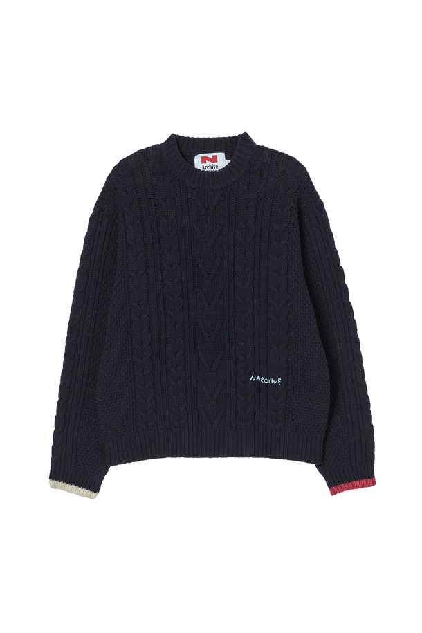 호크니 컬러 팔레트 피셔맨 울 니트 네이비는 남녀 공용으로 착용 가능한 캐주얼, 베이직, 클래식 스타일의 니트입니다. 두꺼운 두께감의 울 소재로 제작되어 가을, 겨울 시즌에 따뜻하게 착용하기 좋습니다. 루즈핏과 오버핏으로 편안한 착용감을 선사하며, 라운드넥과 긴소매 디자인으로 다양한 스타일 연출이 가능합니다. 케이블, 무지, 로고 패턴이 돋보이며, 네이비 컬러로 어떤 룩에도 쉽게 매치할 수 있습니다. 일상 및 캐주얼 스타일을 즐겨 입는 분들께 추천합니다.
