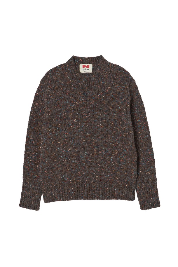 더스트 팝 빈티지 니트 브라운은 남성용 상의 니트/스웨터 상품입니다. 가을, 겨울에 착용하기 좋은 두꺼운 두께감의 라운드넥 긴소매 니트 스웨터로, 루즈핏과 부드러운 촉감이 특징입니다. 울 소재의 무지 패턴으로 제작되어 빈티지하고 베이직한 스타일을 연출하며, 출근룩과 모임룩, 클래식, 미니멀, 캐주얼 스타일에 모두 잘 어울립니다. 빈티지한 느낌을 살려 다양한 코디에 활용할 수 있습니다.
