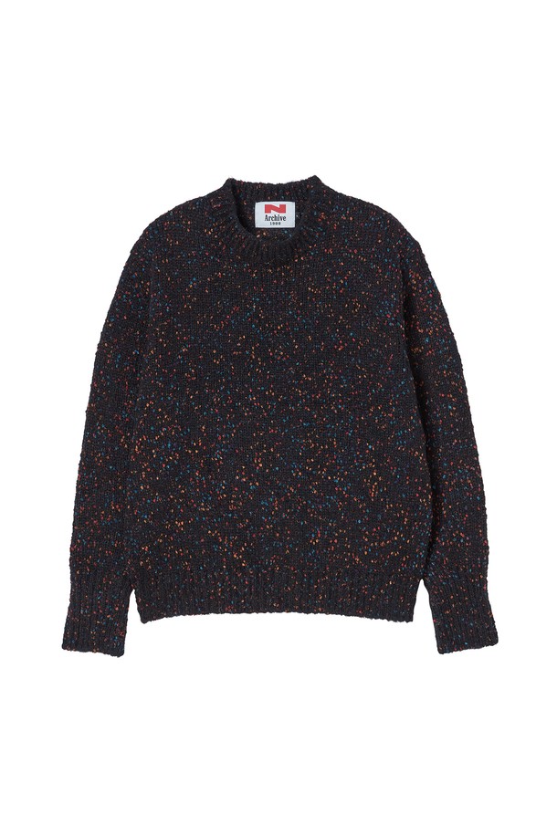 더스트 팝 빈티지 니트 네이비는 가을, 겨울 시즌에 어울리는 남성용 니트 스웨터입니다. 울과 아크릴 혼방 소재로 제작되어 부드러운 촉감을 선사하며, 두꺼운 두께감으로 따뜻하게 착용할 수 있습니다. 빈티지한 느낌의 보카시 패턴이 특징이며, 레귤러 핏 라운드넥 디자인으로 캐주얼하고 클래식한 스타일을 연출합니다. 출근룩과 모임룩 등 다양한 TPO에 활용 가능하며, 데일리룩으로도 손색없는 아이템입니다.
