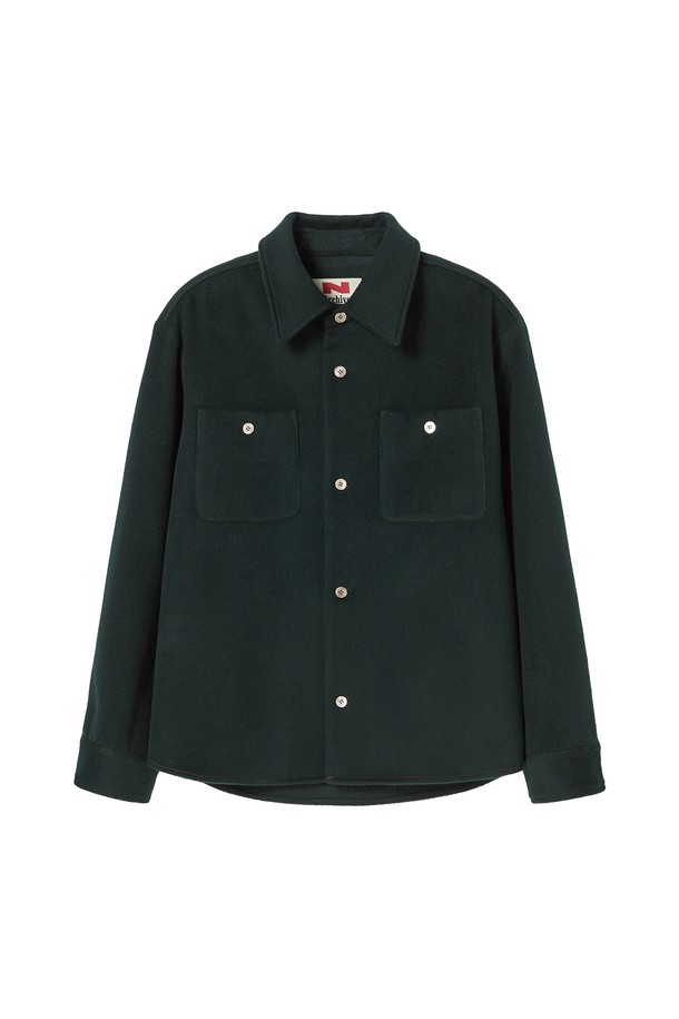 테일러 실드 셔츠 재킷 그린은 가을과 겨울에 착용하기 좋은 남성용 셔츠 재킷입니다. 두꺼운 폴리에스테르 소재로 제작되어 부드러운 촉감을 선사하며, 레귤러핏으로 편안하게 착용할 수 있습니다. 셔츠형 디자인에 칼라와 포켓 디테일이 더해져 캐주얼하면서도 베이직한 스타일을 연출합니다. 버튼 여밈 방식과 긴 소매 기장으로, 출근룩이나 비즈니스 캐주얼에도 활용 가능하며 미니멀한 룩을 완성합니다.

