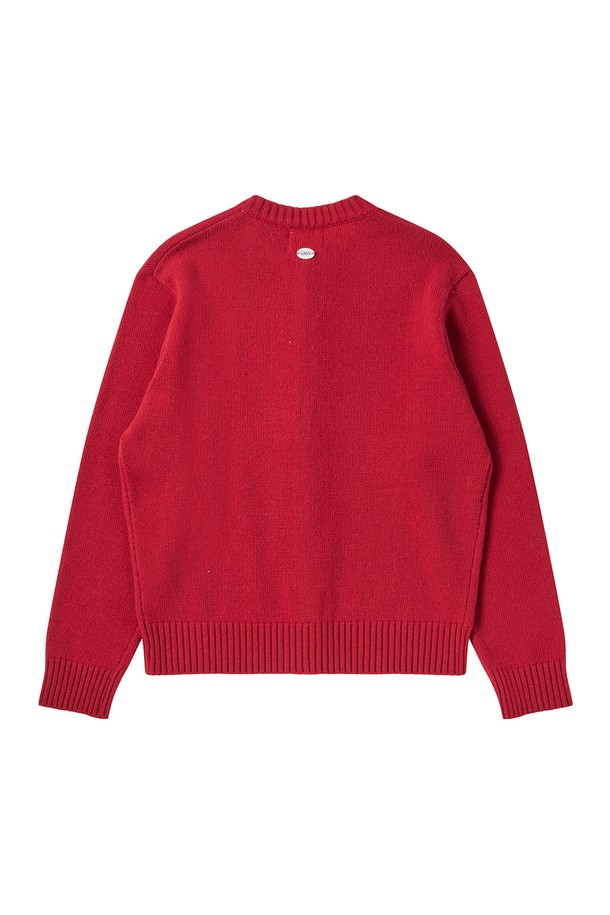 "수퍼 파인 메리노 울 아틀리에 가디건" 레드는 가을, 겨울 시즌을 위한 유니섹스 디자인의 니트 가디건입니다. 부드러운 메리노 울과 캐시나일론 혼방 소재로 제작되어 뛰어난 촉감을 자랑하며, 스탠다드핏과 레귤러 기장으로 편안하게 착용 가능합니다. 라운드넥 디자인에 긴 소매로 어떤 스타일에도 쉽게 매치할 수 있으며, 클래식, 베이직 무드를 연출합니다. 3D 자수 로고와 자개 메달 디테일이 돋보이며, 출근룩, 모임룩, 캐주얼 스타일 모두 소화 가능한 매력적인 아이템입니다. 컬렉션 라인 한정판으로 소장 가치를 더했습니다.
