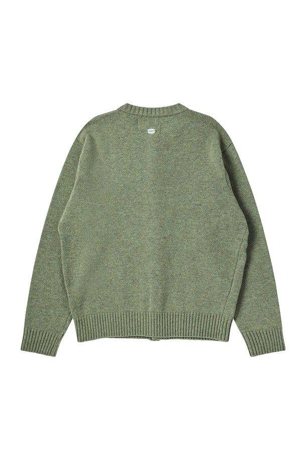 수퍼 파인 메리노 울 아틀리에 가디건, 세이지 그린 컬러입니다. 부드러운 촉감의 메리노 울과 캐시나일론 혼방 소재로 제작되어 가을, 겨울 시즌에 따뜻하게 착용할 수 있습니다. 클래식하고 베이직한 디자인으로, 레귤러 핏과 브이넥 라인이 특징이며, 긴 소매 기장으로 편안함을 더했습니다. '리미티드 에디션' 컬렉션 라인으로, 입체 자수 로고와 뒷면 조개모양 메달 디테일이 돋보이며, 프리미엄 원사를 사용하여 고급스러움을 더했습니다. 겨울 데일리룩, 모임룩, 데이트룩 등 다양한 TPO에 미니멀하고 클래식한 스타일로 연출하기 좋습니다.
