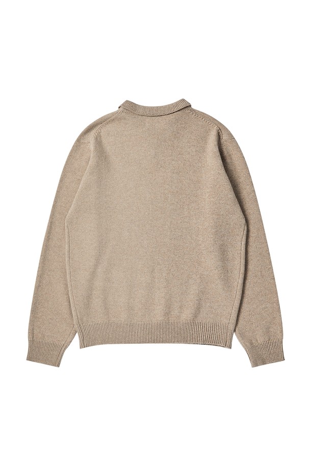 헤리티지 폴로 울 니트 모카는 남성용 상의입니다. 모카 및 베이지 컬러로 출시되었으며, 가을과 겨울에 따뜻하게 착용할 수 있습니다. 100% 울 소재로 제작되어 부드러운 촉감을 선사하며, 두꺼운 두께감으로 보온성을 높였습니다. 레귤러핏에 무지 패턴, 긴 소매 기장의 터틀넥 또는 폴로넥 디자인으로 클래식하고 베이직한 스타일을 연출합니다. 출근룩, 비즈니스 캐주얼, 모임룩 등 다양한 TPO에 활용 가능하며, 미니멀하고 캐주얼한 스타일을 완성합니다.
