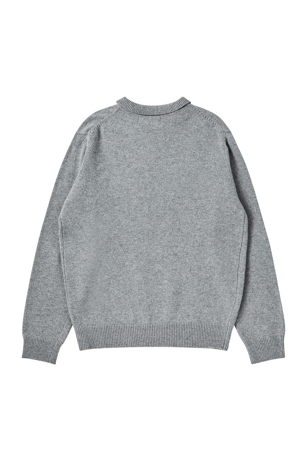 헤리티지 폴로 울 니트 그레이는 가을과 겨울 시즌을 위한 남녀 공용 폴로넥 니트입니다. 부드러운 촉감의 울, 나일론, 아크릴, 폴리에스테르 혼방 소재로 제작되었으며, 레귤러 핏에 긴 소매 기장으로 클래식하고 베이직한 스타일을 연출합니다. 두꺼운 두께감으로 보온성을 높였으며, 칼라 장식, 단추 여밈, 메달 디테일이 돋보이는 디자인입니다. 출근룩, 비즈니스 캐주얼, 모임룩 등 다양한 TPO에 활용 가능하며, 미니멀하고 시크한 스타일을 완성합니다. 특히, 컬렉션 라인의 한정판으로 소장 가치를 더합니다.
