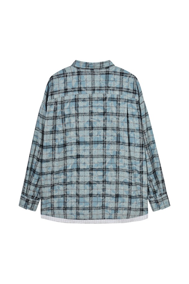 크래시 체크 더블 레이어링 셔츠 블루는 빈티지하고 캐주얼한 스타일을 연출하는 남녀 공용 셔츠입니다. 봄, 가을에 적합하며, 부드러운 촉감의 폴리에스터와 면 혼방 소재로 제작되었습니다. 오버핏 실루엣에 레귤러 기장으로 편안한 착용감을 선사하며, 칼라 넥 라인과 긴소매 디자인이 특징입니다. 체크 패턴과 하단 레이어링 디테일, 자개 단추, 자수 로고로 포인트를 더했으며, 바이오워싱 가공과 한정판 컬렉션 라인으로 소장 가치를 높였습니다. 데이트룩, 카페룩 등 다양한 TPO에 활용하기 좋은 아이템입니다.
