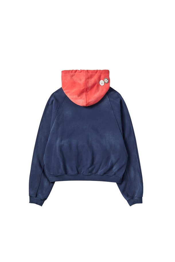 원 아트 디테일 후드 집업 네이비는 90년대 감성을 담은 그래픽 프린트와 빈티지 가공 처리가 돋보이는 후드 집업입니다. 부드러운 면 소재로 제작되어 편안한 착용감을 선사하며, 오버핏 디자인으로 트렌디한 스타일을 연출합니다. 탈부착 가능한 브로치 디테일이 돋보이며, 텐터 가공, 텀블 워싱, 스프레이 워싱을 거쳐 빈티지한 무드를 더했습니다. 봄, 가을, 겨울, 일상, 여행, 캠핑 등 다양한 TPO에 활용 가능하며, 캐주얼, 프레피, 레트로 스타일을 즐기는 분들께 추천합니다. 한정판으로 소장 가치를 높였습니다.
