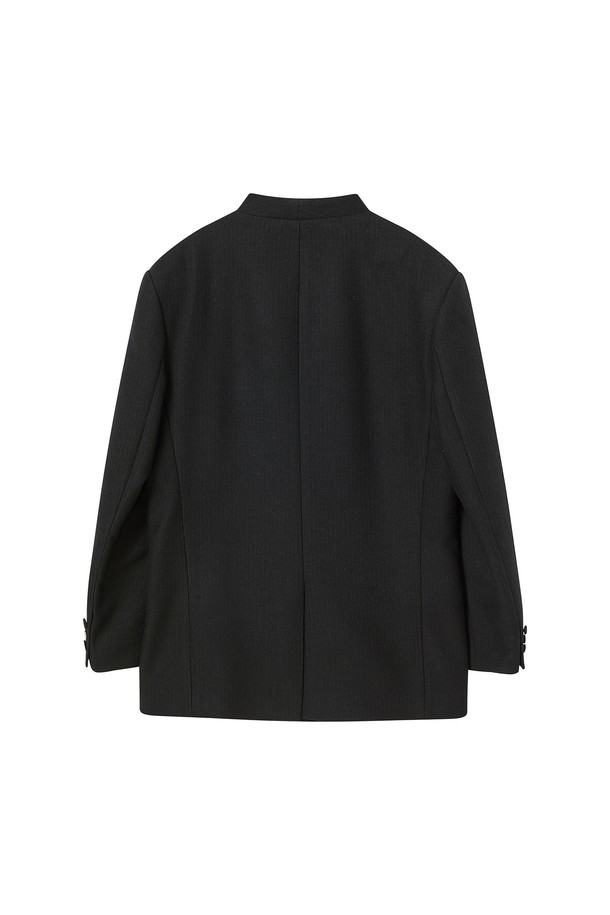 미니멀 핀스트라이프 울 재킷 블랙은 유니섹스 디자인으로, 가을과 겨울에 어울리는 두꺼운 울 소재의 더블 버튼 테일러드 재킷입니다. 클래식하면서도 미니멀한 스타일을 추구하는 분들에게 적합하며, 오피스룩, 비즈니스 캐주얼, 겨울 데일리룩 등 다양한 TPO에 활용할 수 있습니다. 칼라리스 디테일과 패브릭 커버드 버튼, 소매 콘트라스트 버튼, 콘트라스트 라이닝으로 세련된 포인트를 더했습니다. 한정판으로 출시되어 소장 가치를 높였습니다.
