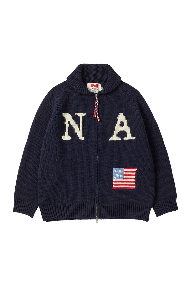 핸드 메이드 디테일이 돋보이는 빈티지 리그 니트 점퍼 네이비입니다. 울 소재로 제작되어 부드러운 촉감과 두꺼운 두께감으로 가을, 겨울철 따뜻하게 착용할 수 있습니다. 레귤러 핏에 집업 스타일로 편안하게 입을 수 있으며, 캐주얼 및 클래식 스타일을 연출하기 좋습니다. 출근룩이나 모임룩으로 활용하기 좋으며, 레터링 패턴이 빈티지한 무드를 더합니다. 긴 소매 기장의 니트 점퍼로, 핸드메이드 디테일이 특별함을 더합니다.
