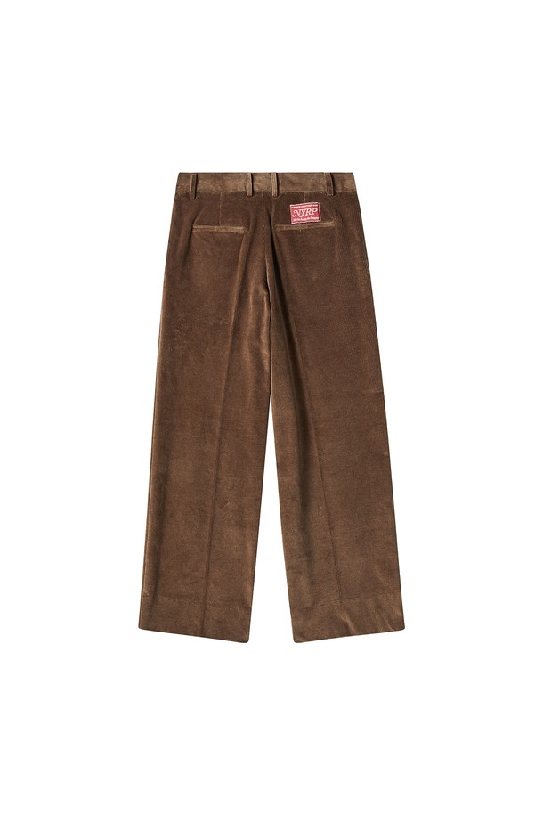 바시티 웨일 코듀로이 팬츠 브라운은 남성을 위한 캐주얼 팬츠입니다. 가을과 겨울에 어울리는 두꺼운 두께감의 긴 기장 와이드 핏 코듀로이 바지로, 부드러운 촉감이 특징입니다. 무지 디자인에 루즈핏으로 제작되어 편안한 착용감을 제공하며, 출근룩과 모임룩 등 다양한 TPO에 활용 가능합니다. 캐주얼, 클래식, 미니멀 스타일을 추구하는 분들께 추천합니다.
