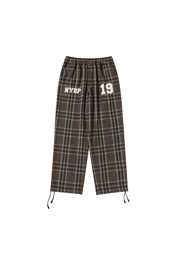 **러프 프린트 플란넬 체크 드로잉 울 팬츠 브라운**은 가을, 겨울 시즌에 어울리는 남성용 바지입니다. 부드러운 울과 플란넬 소재의 혼방으로 제작되어 포근한 착용감을 선사하며, 캐주얼한 스타일을 연출하기 좋습니다. 루즈핏으로 편안함을 강조했으며, 브라운 컬러에 체크 패턴과 프린트 디테일이 더해져 개성 있는 디자인을 완성합니다. 출근룩이나 모임룩 등 다양한 TPO에 활용할 수 있으며, 클래식, 미니멀, 캐주얼 스타일을 즐겨 입는 분들께 추천합니다.
