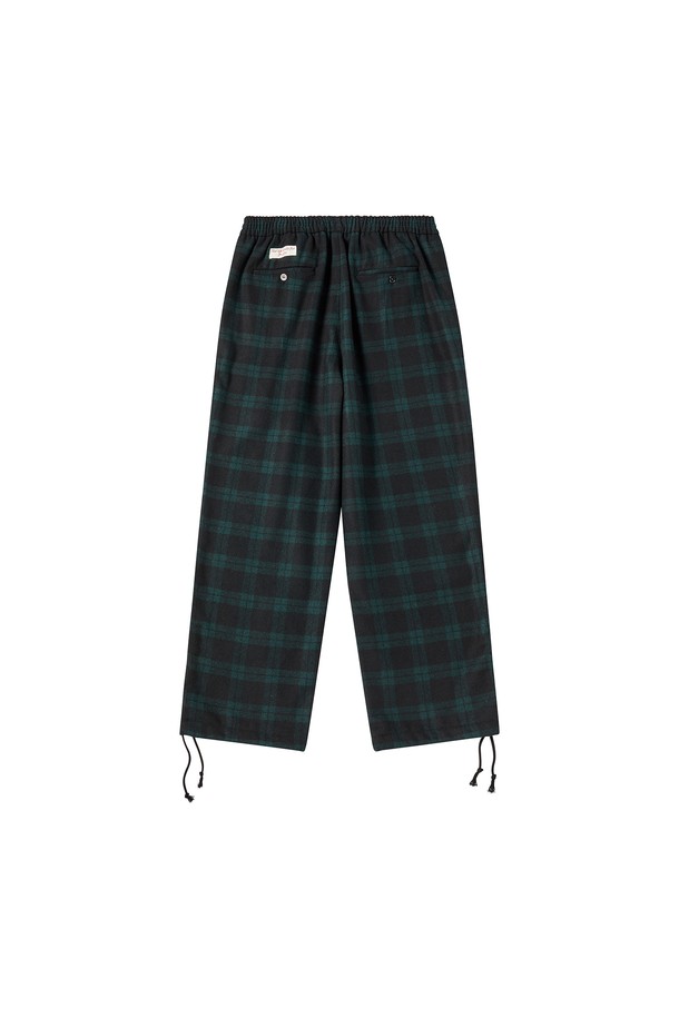 블랙 컬러의 러프 프린트 플란넬 체크 드로잉 울 팬츠입니다. 울과 플란넬 소재를 사용하여 가을, 겨울 시즌에 따뜻하게 착용할 수 있습니다. 캐주얼, 클래식, 미니멀 스타일을 믹스매치하기 좋으며, 출근룩이나 모임룩으로도 활용 가능합니다. 루즈핏으로 편안한 착용감을 선사하며, 체크 패턴과 프린트 디테일이 돋보입니다. 두께감이 있어 겨울철에도 따뜻하게 입을 수 있는 긴바지입니다.
