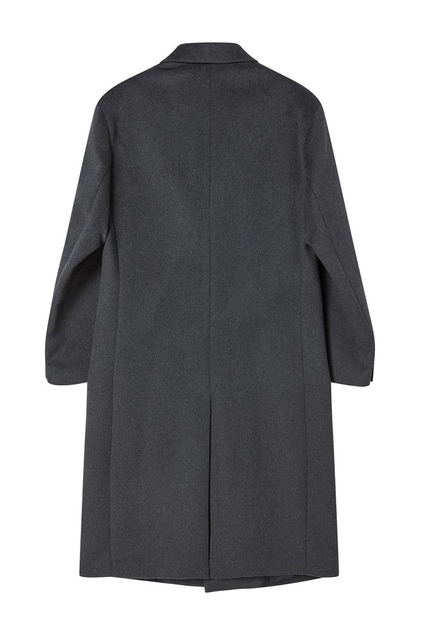 로맨틱 피크드 라펠 캐시미어 블렌드 더블 코트 그레이는 남성용 아우터 코트입니다. 캐시미어와 울 소재의 부드러운 촉감과 두꺼운 두께감으로 가을, 겨울 시즌에 따뜻하게 착용할 수 있습니다. 클래식하고 로맨틱한 스타일을 연출하며, 레귤러 핏과 더블 버튼 여밈, 피크드 라펠 디자인이 특징입니다. 오피스룩, 비즈니스 캐주얼, 모임룩 등 다양한 TPO에 활용 가능하며, 미니멀한 스타일을 선호하는 분들께 추천합니다.
