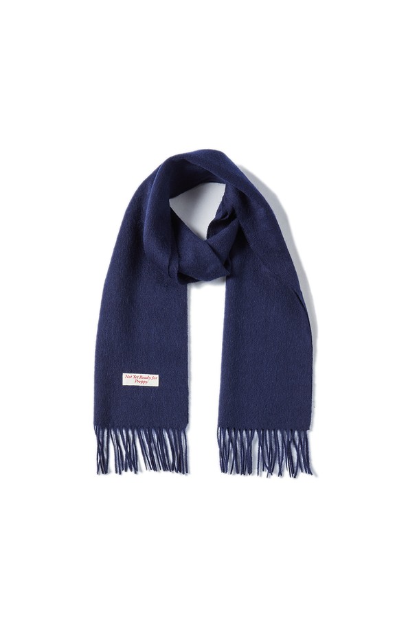 부드러운 촉감의 프리미엄 울 소재로 제작된 퓨어 울 에센셜 머플러 네이비입니다. 가을, 겨울철 보온성을 책임지는 두꺼운 두께감과 프린지 디테일이 돋보입니다. 베이직하고 클래식한 디자인으로 출근룩, 모임룩 등 다양한 TPO에 활용 가능합니다. 미니멀, 클래식, 캐주얼 스타일 모두 소화하며, 남녀 공용으로 착용할 수 있습니다. 네이비 컬러의 무지 디자인으로 어떤 스타일에도 쉽게 매치할 수 있는 데일리 머플러입니다.
