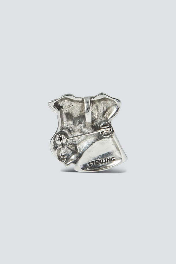 빈티지 주얼리 디테일 도그 브로치 실버는 클래식하고 미니멀한 스타일을 추구하는 분들을 위한 액세서리입니다. 실버 컬러에 에폭시 소재로 제작되었으며, 주얼리 디테일이 더해져 고급스러운 분위기를 연출합니다. 강아지(도그) 모티브와 애니멀 패턴이 특징이며, 모임룩이나 파티룩에 포인트를 더하기 좋습니다. 섬세한 주얼리 장식과 동물 모티브의 조화가 돋보이는 브로치입니다. 시대를 초월하는 디자인으로 오랫동안 소장할 가치가 있습니다.
