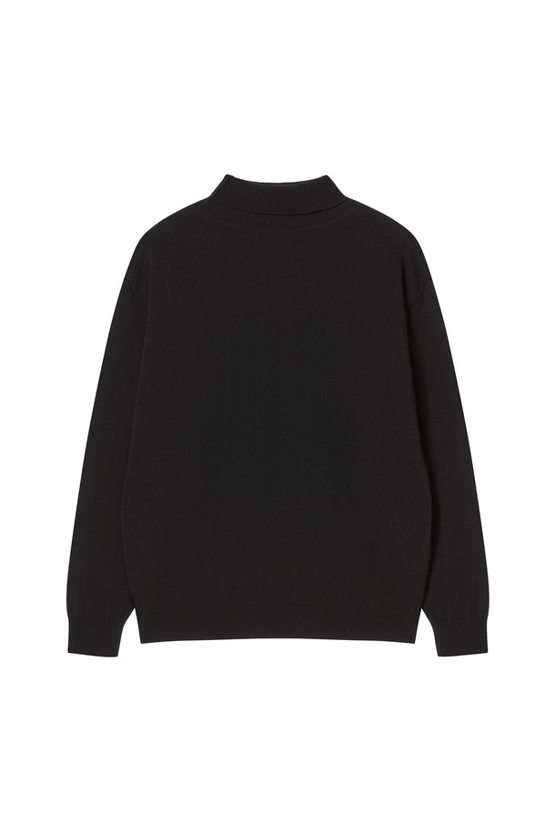 깊이 있는 블랙 컬러가 돋보이는 럭스 캐시미어 블렌드 터틀넥 니트입니다. 캐시미어와 울 소재의 혼방으로 제작되어 부드러운 촉감과 뛰어난 보온성을 선사합니다. 미니멀하고 베이직한 디자인으로, 가을, 겨울 시즌 출근룩, 오피스룩, 모임룩 등 다양한 TPO에 활용 가능합니다. 레귤러핏과 긴소매, 터틀넥 디자인으로 클래식하면서도 세련된 스타일을 연출합니다. 럭셔리하고 프리미엄한 분위기를 더해주는 아이템입니다.
