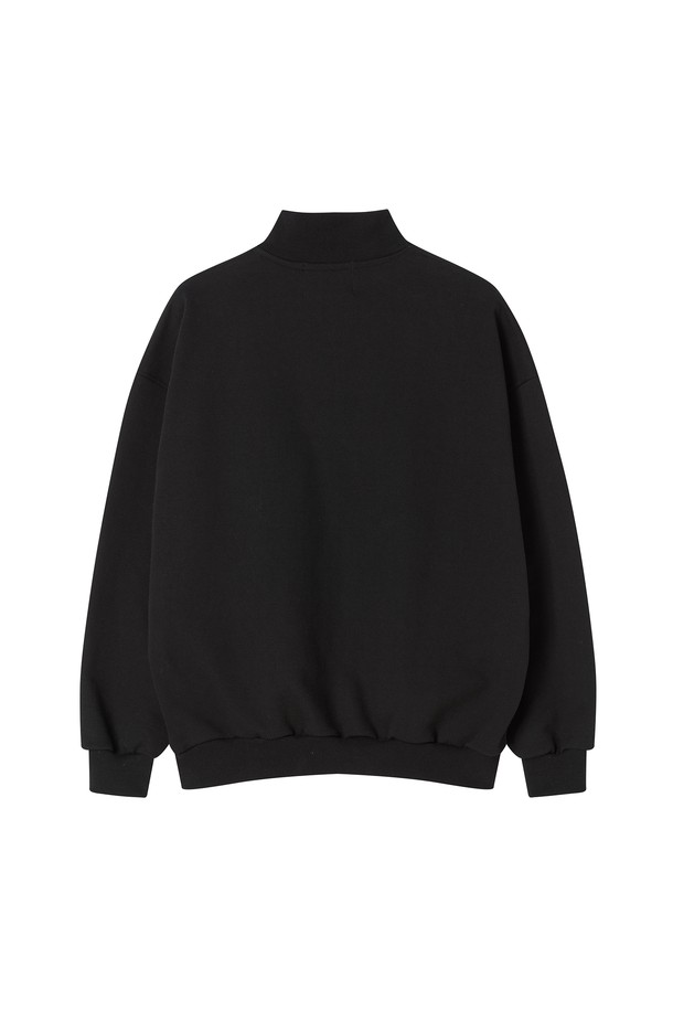 헤리티지 집 저지 티셔츠 블랙은 남성용 티셔츠로, 캐주얼 및 스포티 스타일을 연출하기 좋습니다. 면 소재로 제작되어 부드러운 촉감을 제공하며, 두꺼운 두께감으로 봄, 가을에 착용하기 좋습니다. 레귤러 핏에 하프넥 디자인, 긴 소매와 집업 여밈 방식이 특징입니다. 헤리티지 라인의 무지 디자인으로 미니멀하고 세련된 느낌을 더했습니다.
