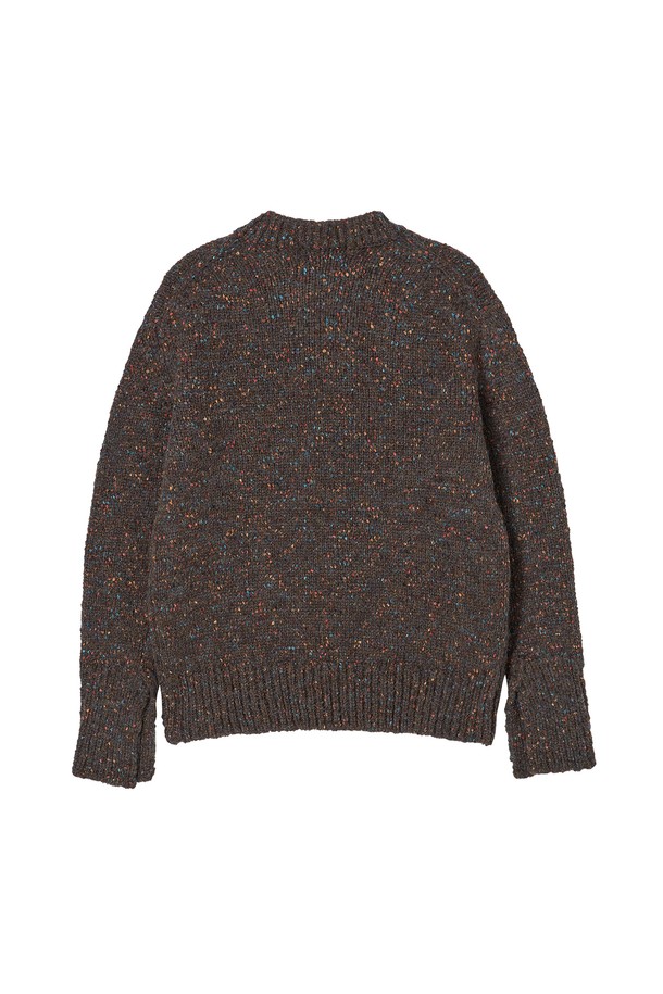 더스트 팝 빈티지 니트 브라운은 남성용 상의 니트/스웨터 상품입니다. 가을, 겨울에 착용하기 좋은 두꺼운 두께감의 라운드넥 긴소매 니트 스웨터로, 루즈핏과 부드러운 촉감이 특징입니다. 울 소재의 무지 패턴으로 제작되어 빈티지하고 베이직한 스타일을 연출하며, 출근룩과 모임룩, 클래식, 미니멀, 캐주얼 스타일에 모두 잘 어울립니다. 빈티지한 느낌을 살려 다양한 코디에 활용할 수 있습니다.
