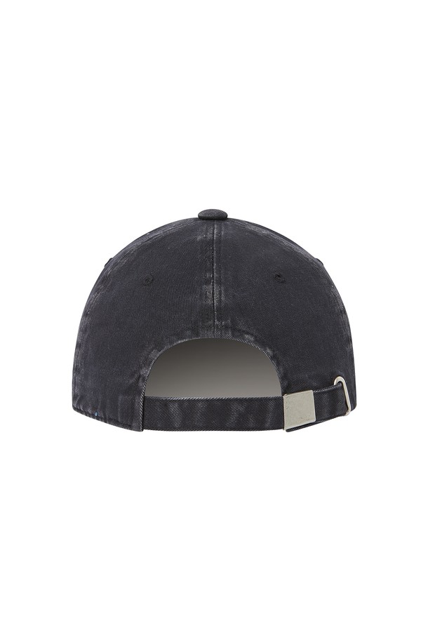 더스트 클럽 워시드 치노 캡 블랙은 캐주얼, 미니멀, 스트리트 스타일을 즐기는 분들을 위한 모자입니다. 부드러운 촉감의 고밀도 면 소재로 제작되어 편안한 착용감을 선사하며, 빈티지 워싱 처리로 자연스러운 멋을 더했습니다. 전면에 3D 자수 로고가 돋보이며, 조절 가능한 스트랩과 버클 디테일로 착용자의 머리 사이즈에 맞춰 편안하게 착용할 수 있습니다. 일상, 산책, 여행 등 다양한 TPO에 활용하기 좋은 한정판 캡 모자입니다. 모자 깊이는 약 15cm입니다.
