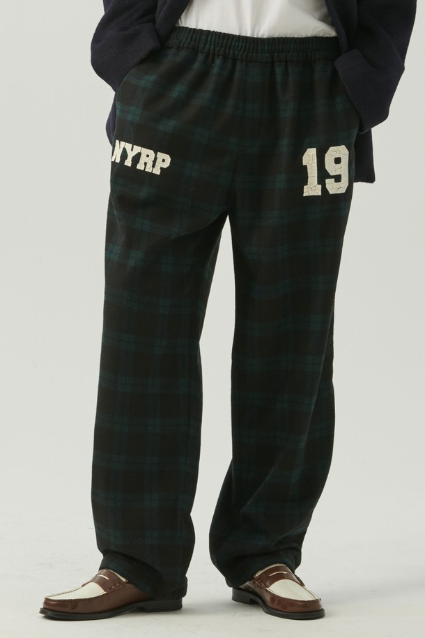 블랙 컬러의 러프 프린트 플란넬 체크 드로잉 울 팬츠입니다. 울과 플란넬 소재를 사용하여 가을, 겨울 시즌에 따뜻하게 착용할 수 있습니다. 캐주얼, 클래식, 미니멀 스타일을 믹스매치하기 좋으며, 출근룩이나 모임룩으로도 활용 가능합니다. 루즈핏으로 편안한 착용감을 선사하며, 체크 패턴과 프린트 디테일이 돋보입니다. 두께감이 있어 겨울철에도 따뜻하게 입을 수 있는 긴바지입니다.
