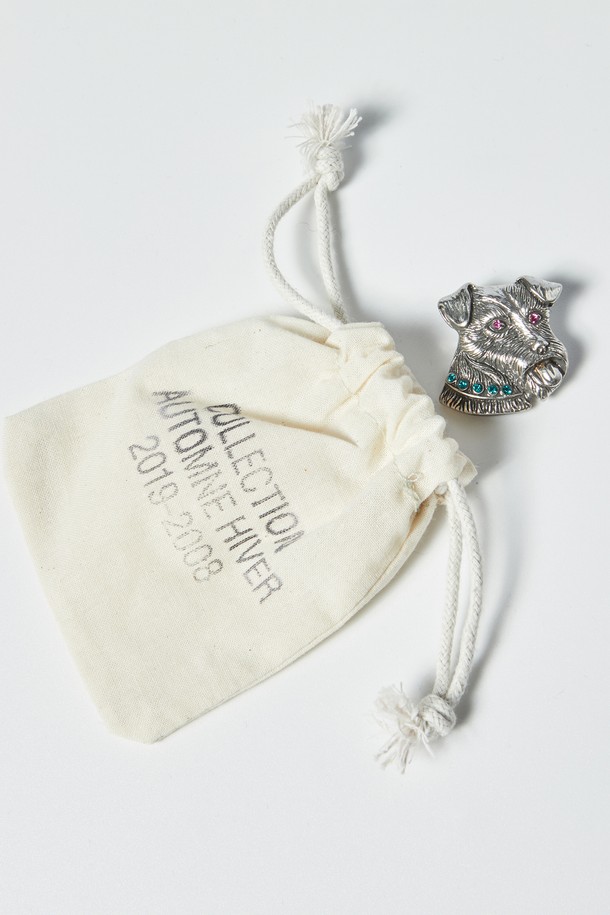 빈티지 주얼리 디테일 도그 브로치 실버는 클래식하고 미니멀한 스타일을 추구하는 분들을 위한 액세서리입니다. 실버 컬러에 에폭시 소재로 제작되었으며, 주얼리 디테일이 더해져 고급스러운 분위기를 연출합니다. 강아지(도그) 모티브와 애니멀 패턴이 특징이며, 모임룩이나 파티룩에 포인트를 더하기 좋습니다. 섬세한 주얼리 장식과 동물 모티브의 조화가 돋보이는 브로치입니다. 시대를 초월하는 디자인으로 오랫동안 소장할 가치가 있습니다.
