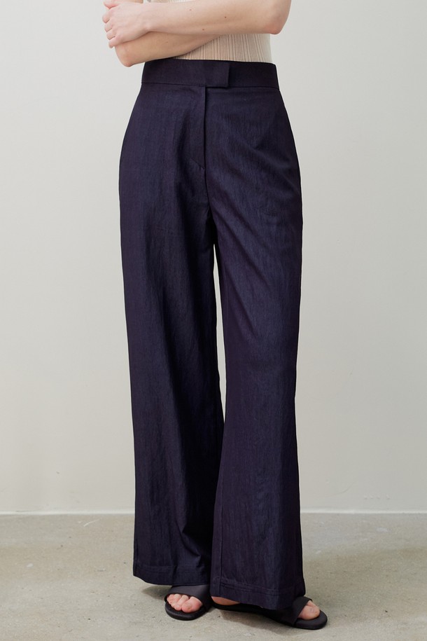 인디고 컬러의 Post Pants (포스트 팬츠)는 여성분들을 위한 데일리 캐주얼 팬츠입니다. 레이온, 나일론, 텐셀 혼방 소재로 제작되어 부드러운 촉감과 린넨과 같은 시원한 소재감을 선사합니다. 와이드 핏과 루즈핏으로 편안하면서도 세련된 스타일을 연출하며, 쇼핑룩이나 카페룩에 잘 어울립니다. 미니멀, 클래식 스타일을 즐겨 입는 분들께 추천하며, 사계절 내내 활용 가능합니다.
