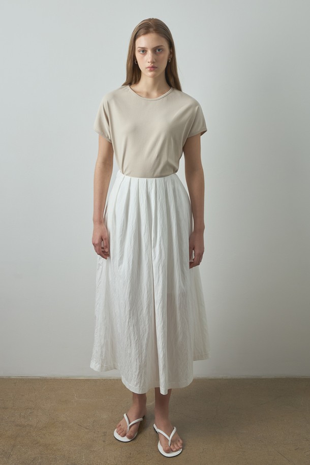Lea 스커트_아이보리는 여름철 가볍게 즐기기 좋은 여성용 플레어 스커트입니다. 아이보리 및 베이지 컬러로 미니멀한 무드를 연출하며, 레이온과 나일론 혼방의 얇고 부드러운 소재로 제작되어 편안한 착용감을 선사합니다. 뒷면 밴딩 처리와 루즈핏으로 활동성을 높였으며, 통기성이 뛰어나 시원하게 입을 수 있습니다. 데일리룩은 물론 카페룩, 여행룩 등 다양한 TPO에 활용 가능하며, 미니멀, 클래식, 캐주얼 스타일을 모두 소화할 수 있습니다.
