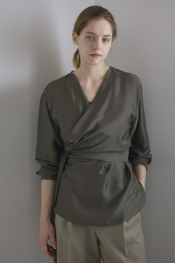 세련된 무드의 Wrap Blouse_Brown(랩 블라우스_브라운)을 소개합니다. 부드러운 모달과 폴리에스테르 혼방 소재로 제작되어 편안한 착용감을 선사하며, 브이넥 디자인과 랩 스타일로 여성스러운 실루엣을 연출합니다. 베이직하면서도 미니멀한 디자인으로 데이트룩, 카페룩 등 다양한 TPO에 활용 가능하며, 램포인트 디테일이 돋보입니다. 가을, 봄 시즌에 어울리는 긴소매 블라우스로, 레귤러 핏으로 제작되었습니다. 아이보리, 브라운, 다크 그레이 세 가지 색상으로 만나보세요.
