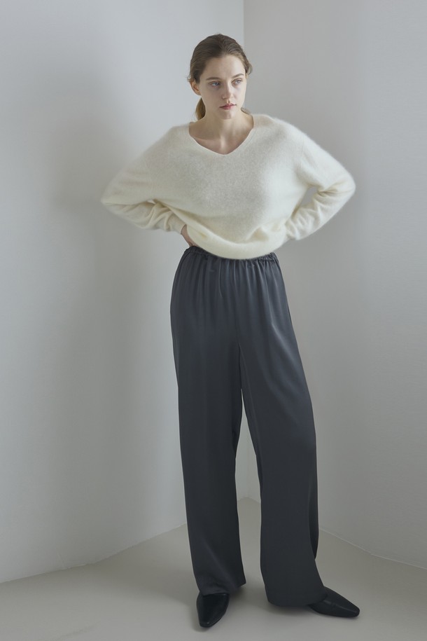 **실키 팬츠_다크 그레이**는 부드러운 촉감의 폴리에스테르 소재로 제작되어 편안한 착용감을 선사합니다. 얇은 두께감에 루즈핏 와이드 디자인으로, 봄, 여름, 가을 계절에 시원하고 스타일리시하게 연출할 수 있습니다. 다크 그레이 컬러의 무지 디자인으로 미니멀하고 베이직한 스타일을 연출하며, 니트웨어와 매치하기 좋습니다. 허리 밴딩으로 편안함을 더했으며, 데이트룩, 카페룩 등 다양한 TPO에 활용 가능합니다. 미니멀, 클래식, 캐주얼 스타일을 즐겨 입는 여성분들에게 추천합니다.
