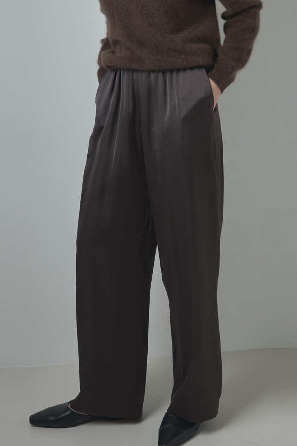 부드러운 촉감이 돋보이는 실키 와이드 팬츠_브라운입니다. 봄, 가을에 어울리는 얇은 두께감으로, 루즈핏 실루엣이 편안하면서도 우아한 무드를 연출합니다. 베이직한 디자인에 브라운, 아이보리, 다크그레이 세 가지 색상으로 출시되어 어떤 상의와도 손쉽게 매치 가능합니다. 허리 밴딩 처리로 편안한 착용감을 선사하며, 데이트룩, 카페룩, 모임룩 등 다양한 TPO에 활용할 수 있습니다. 미니멀, 시크, 클래식 스타일을 즐겨 입는 여성분들께 추천합니다.

