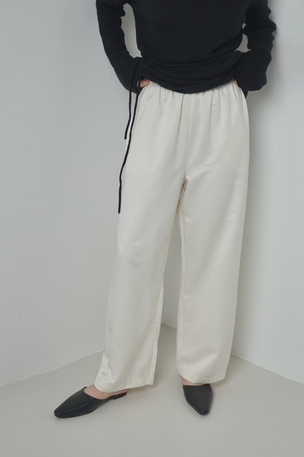 실키 팬츠_아이보리는 부드러운 촉감과 우아한 스타일을 연출하는 여성용 실키 와이드 팬츠입니다. 봄, 여름, 가을에 착용하기 좋으며, 베이직하면서도 세련된 무드를 자아냅니다. 아이보리, 브라운, 다크 그레이 세 가지 색상으로 출시되었으며, 얇은 두께감과 루즈핏으로 편안한 착용감을 선사합니다. 밴딩 처리된 허리 부분과 실키한 텍스처가 특징이며, 데이트룩, 카페룩, 모임룩 등 다양한 TPO에 활용 가능합니다. 니트웨어와 함께 매치하여 클래식하고 미니멀한 스타일을 연출하거나, 캐주얼한 상의와 함께 편안하게 스타일링할 수 있습니다.
