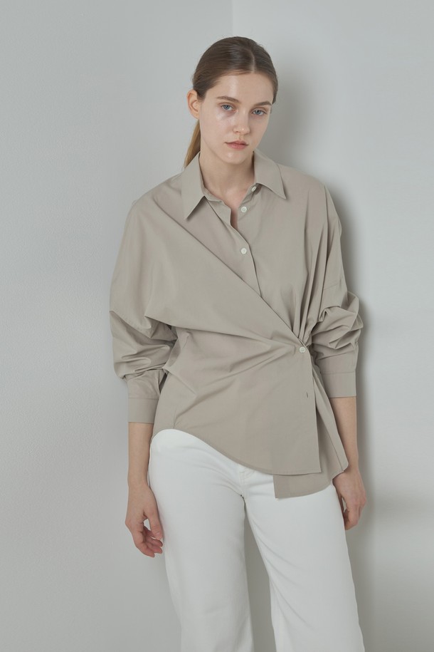 베이지와 아이보리 컬러로 구성된 'Low 셔츠'는 여성스러운 매력을 더하는 셔츠/블라우스입니다. 봄, 여름, 가을 계절에 어울리는 면 소재의 부드러운 촉감이 특징이며, 루즈핏과 오버핏으로 편안한 착용감을 선사합니다. 차이나칼라와 반소매 디자인, 무지 패턴, 사이드 버튼 디테일이 클래식하면서도 미니멀한 스타일을 연출합니다. 데이트룩이나 카페룩 등 다양한 TPO에 활용 가능하며, 투웨이 스타일링으로 폭넓은 스타일을 즐길 수 있습니다.
