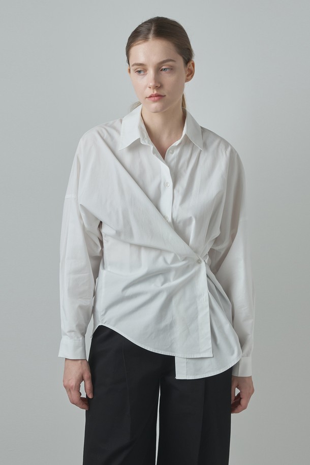 로우 셔츠_아이보리(Low Shirt_Ivory)는 부드러운 면 소재로 제작되어 편안한 착용감을 선사하는 여성 셔츠입니다. 차이나 칼라 디자인과 긴 소매, 루즈핏 또는 오버핏으로 출시되어 클래식하면서도 미니멀한 무드를 연출합니다. 얇은 두께감으로 봄, 여름, 가을 시즌에 활용하기 좋으며, 사이드 버튼 여밈 방식과 투웨이 스타일링이 가능한 것이 특징입니다. 데이트룩, 카페룩 등 다양한 TPO에 맞춰 스타일리시하게 연출할 수 있습니다. 아이보리 및 베이지 컬러로 출시되어 어떤 룩에도 자연스럽게 매치됩니다.
